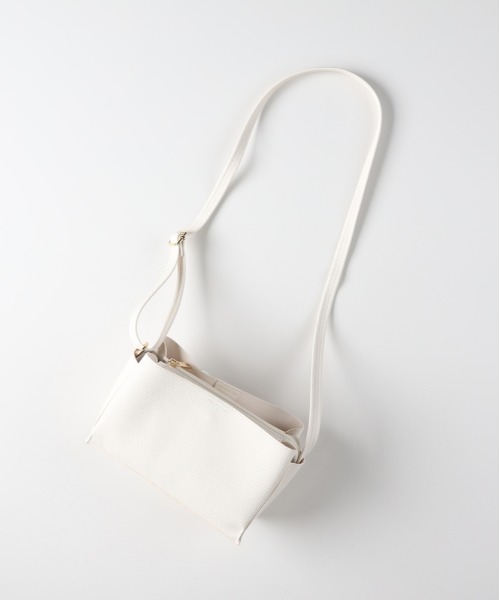 Right-on（ライトオン）の「【HONEYSUCKLE ROSE】三層ヨコ型ミニショルダー (ミニマルデザイン / レザーライク素材 / 都会的スタイル)（ショルダーバッグ・レディース・ブラック/シルバー/オフホワイト/ライトグレー・ONE SIZE）」の2枚目の写真