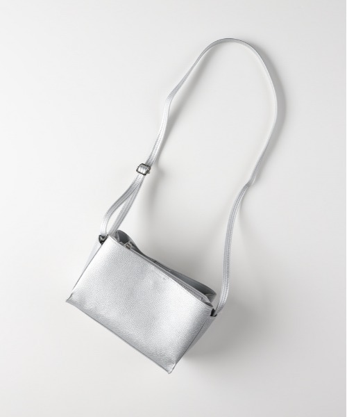 Right-on（ライトオン）の「【HONEYSUCKLE ROSE】三層ヨコ型ミニショルダー (ミニマルデザイン / レザーライク素材 / 都会的スタイル)（ショルダーバッグ・レディース・ブラック/シルバー/オフホワイト/ライトグレー・ONE SIZE）」の4枚目の写真