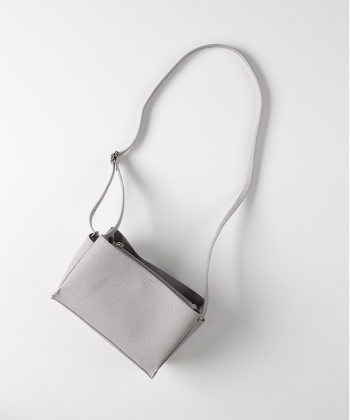 Right-on（ライトオン）の「【HONEYSUCKLE ROSE】三層ヨコ型ミニショルダー (ミニマルデザイン / レザーライク素材 / 都会的スタイル)（ショルダーバッグ・レディース・ブラック/シルバー/オフホワイト/ライトグレー・ONE SIZE）」の3枚目の写真