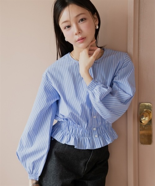 Petitjo(プッチージョ)の「小さいサイズ クルーネック裾シャーリングブラウス 低身長さん・小柄女性(シャツ/ブラウス・レディース・ネイビー/ストライプ・PL/PM/PS/PSS)」の2枚目の写真