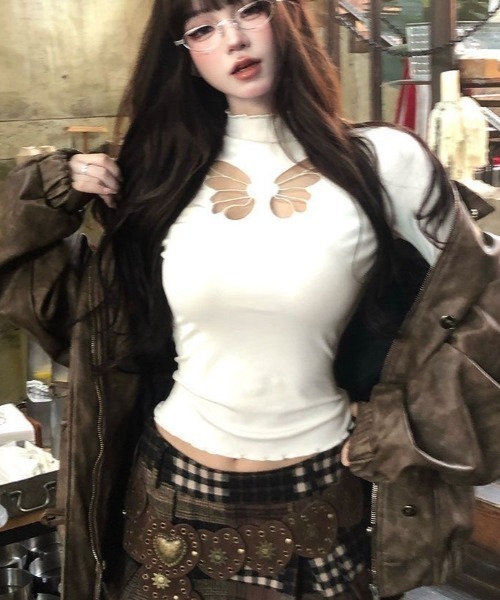 ViViDAY(ビビデー)の「フロント蝶々カットアウトデザイン ハイネック起毛長袖カットソー(Tシャツ/カットソー・レディース・ホワイト/レッド/ブラック・M)」の8枚目の写真