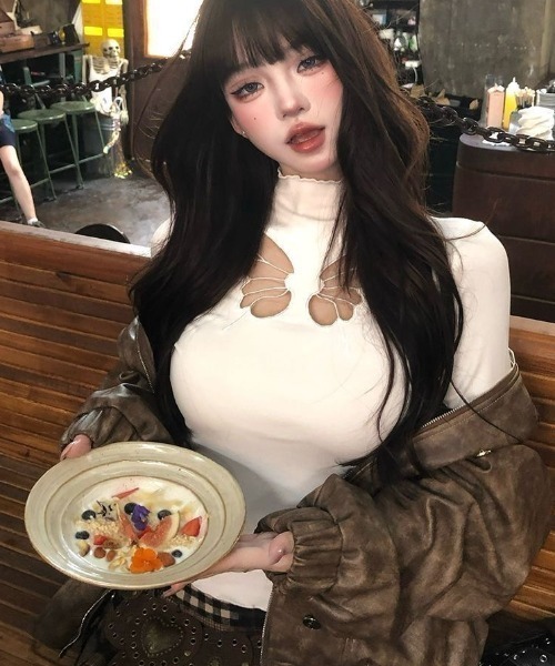 ViViDAY(ビビデー)の「フロント蝶々カットアウトデザイン ハイネック起毛長袖カットソー(Tシャツ/カットソー・レディース・ホワイト/レッド/ブラック・M)」の9枚目の写真