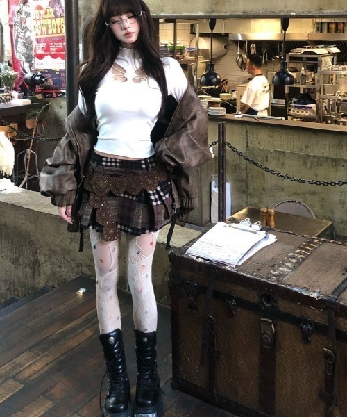 ViViDAY(ビビデー)の「フロント蝶々カットアウトデザイン ハイネック起毛長袖カットソー(Tシャツ/カットソー・レディース・ホワイト/レッド/ブラック・M)」の10枚目の写真