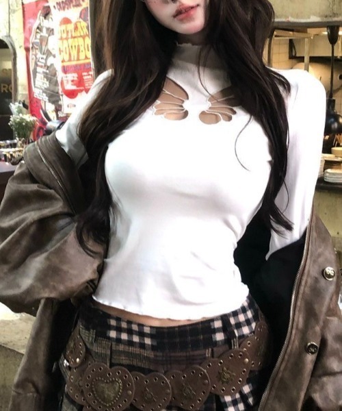 ViViDAY(ビビデー)の「フロント蝶々カットアウトデザイン ハイネック起毛長袖カットソー(Tシャツ/カットソー・レディース・ホワイト/レッド/ブラック・M)」の12枚目の写真