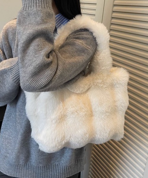 shoppinggo（ショッピングゴー）の「ファーバッグ ふわふわ ミニトートバッグ もこもこ（トートバッグ・レディース・ホワイト/ピンク/ベージュ/グレー・FREE）」の2枚目の写真