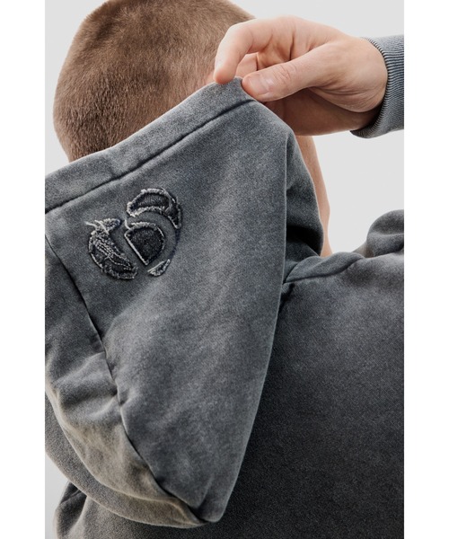 Desigual（デシグアル）の「ミッキーマウス ヴィンテージ パッチワーク フーディー ユニセックス（スウェット・メンズ・ブラック・M/L/XL/S）」の3枚目の写真