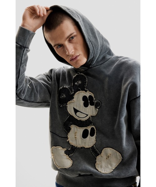 Desigual（デシグアル）の「ミッキーマウス ヴィンテージ パッチワーク フーディー ユニセックス（スウェット・メンズ・ブラック・M/L/XL/S）」の2枚目の写真
