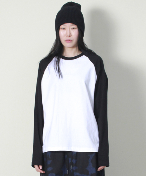 DEMARC(ドゥマーク)の「ルーズフィットカラーミックスラグランTシャツブラック&ホワイト(Tシャツ/カットソー・レディース・その他・M/L)」の2枚目の写真