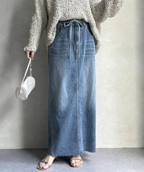 DouDou（ドゥドゥ）の「【セットアップ可能】ベルト付デニムタイトスカート（スカート・レディース・ブルー/オフホワイト・36/38）」の2枚目の写真