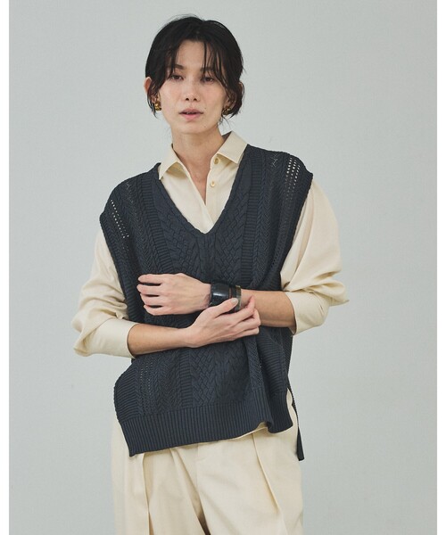 qualite（カリテ）の「【ドライタッチ】ケーブルニットベスト/レイヤード/春服（ニット/セーター・レディース・オフホワイト/チャコールグレー・フリー）」の20枚目の写真