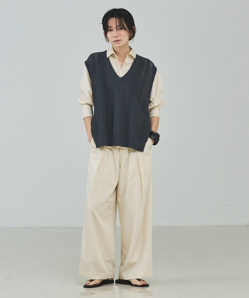 qualite（カリテ）の「【ドライタッチ】ケーブルニットベスト/レイヤード/春服（ニット/セーター・レディース・オフホワイト/チャコールグレー・フリー）」の3枚目の写真