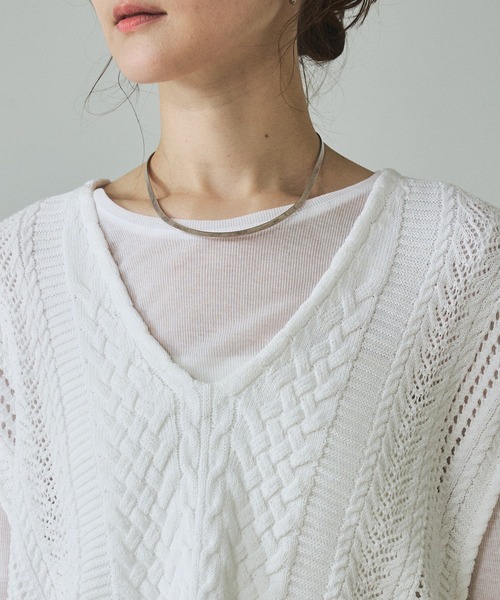 qualite（カリテ）の「【ドライタッチ】ケーブルニットベスト/レイヤード/春服（ニット/セーター・レディース・オフホワイト/チャコールグレー・フリー）」の9枚目の写真