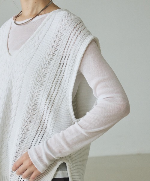 qualite（カリテ）の「【ドライタッチ】ケーブルニットベスト/レイヤード/春服（ニット/セーター・レディース・オフホワイト/チャコールグレー・フリー）」の10枚目の写真