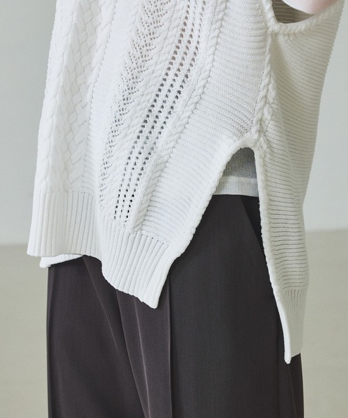 qualite（カリテ）の「【ドライタッチ】ケーブルニットベスト/レイヤード/春服（ニット/セーター・レディース・オフホワイト/チャコールグレー・フリー）」の11枚目の写真
