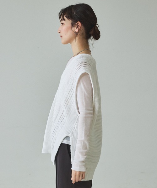 qualite（カリテ）の「【ドライタッチ】ケーブルニットベスト/レイヤード/春服（ニット/セーター・レディース・オフホワイト/チャコールグレー・フリー）」の7枚目の写真