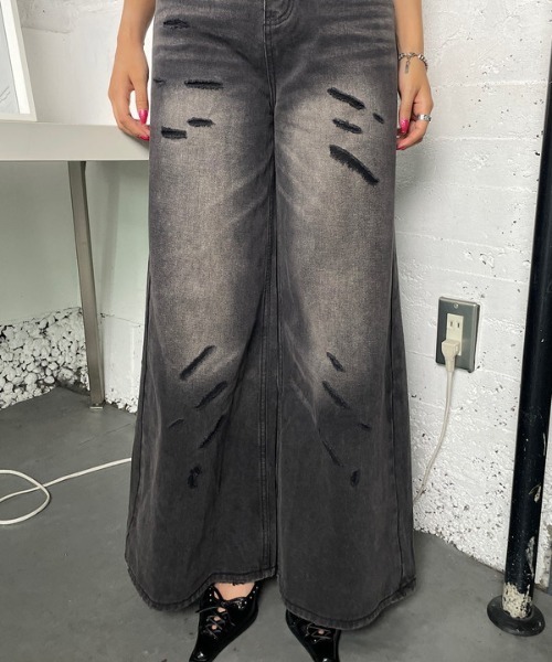 ROGER AND RAW(ロジャーアンドロウ)の「ダメージ加工ワイドデニムパンツ(デニムパンツ・レディース・ブルー/ブラック・MEDIUM)」の13枚目の写真