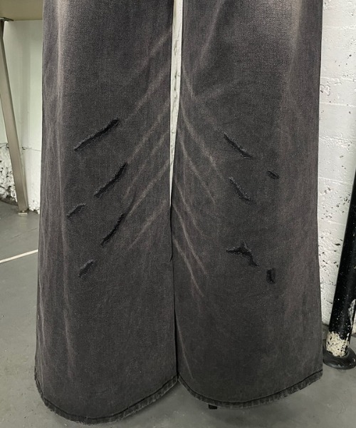 ROGER AND RAW(ロジャーアンドロウ)の「ダメージ加工ワイドデニムパンツ(デニムパンツ・レディース・ブルー/ブラック・MEDIUM)」の14枚目の写真