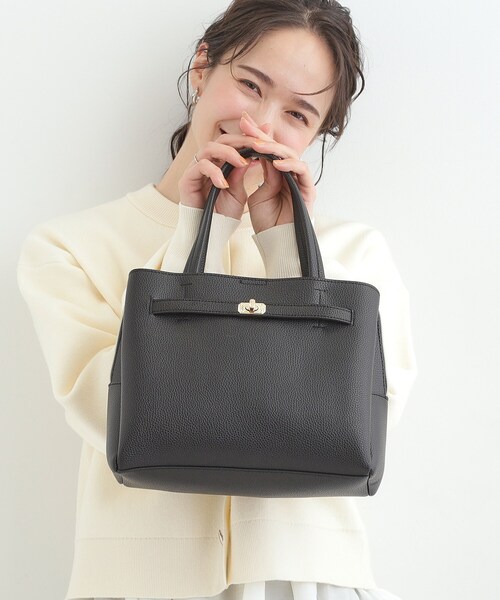 SHOO・LA・RUE(シューラルー)の「【2WAY】上品きれい 金具ベルトトートバッグ(トートバッグ・レディース・ナチュラル/イエロー/ブラック・00)」の1枚目の写真