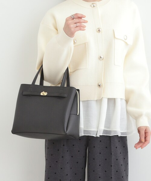 SHOO・LA・RUE(シューラルー)の「【2WAY】上品きれい 金具ベルトトートバッグ(トートバッグ・レディース・ナチュラル/イエロー/ブラック・00)」の6枚目の写真