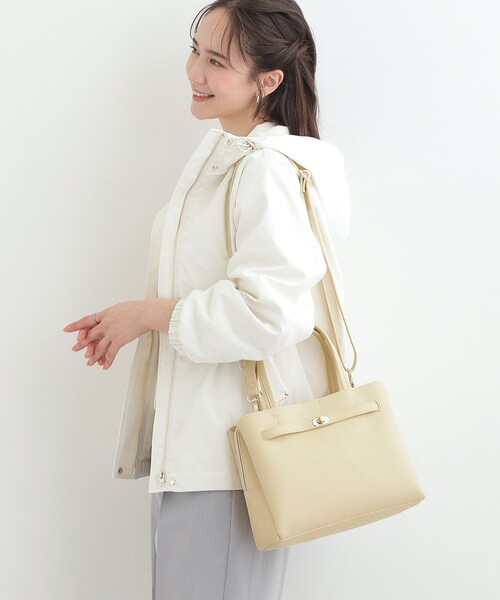 SHOO・LA・RUE(シューラルー)の「【2WAY】上品きれい 金具ベルトトートバッグ(トートバッグ・レディース・ナチュラル/イエロー/ブラック・00)」の22枚目の写真