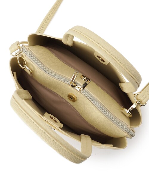 SHOO・LA・RUE(シューラルー)の「【2WAY】上品きれい 金具ベルトトートバッグ(トートバッグ・レディース・ナチュラル/イエロー/ブラック・00)」の4枚目の写真