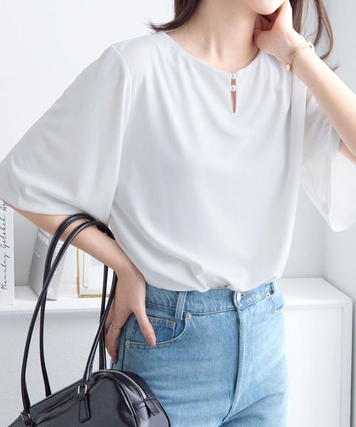 alotta(アロッタ)の「パールデザイン5分袖Tシャツブラウス(シャツ/ブラウス・レディース・グレー/ブラック/ライトブルー/ダークネイビー/ホワイト・M/L/LL)」の1枚目の写真