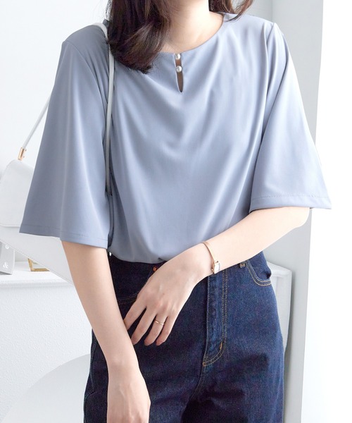 alotta(アロッタ)の「パールデザイン5分袖Tシャツブラウス(シャツ/ブラウス・レディース・グレー/ブラック/ライトブルー/ダークネイビー/ホワイト・M/L/LL)」の4枚目の写真
