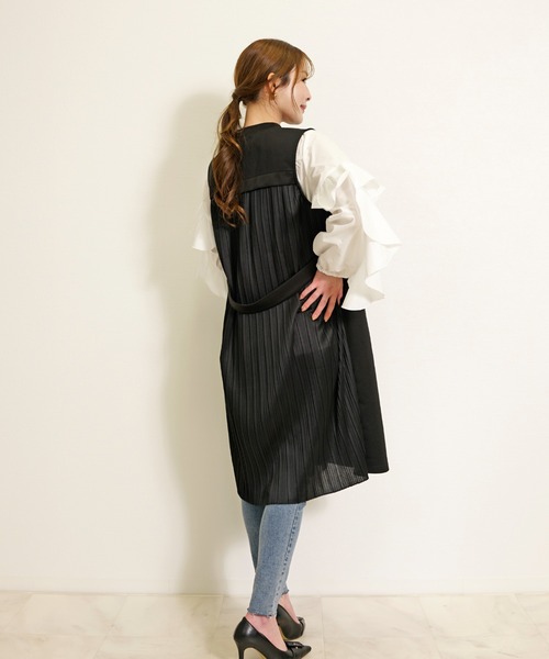 Belta attrice(ベルタアトリーチェ)の「ロングジレ ノーカラー バックプリーツ 体型カバー(ベスト・レディース・ライトベージュ/ブラック・FREE)」の2枚目の写真
