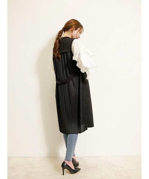 Belta attrice(ベルタアトリーチェ)の「ロングジレ ノーカラー バックプリーツ 体型カバー(ベスト・レディース・ライトベージュ/ブラック・FREE)」の3枚目の写真