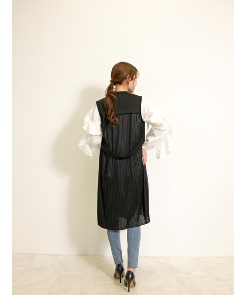 Belta attrice(ベルタアトリーチェ)の「ロングジレ ノーカラー バックプリーツ 体型カバー(ベスト・レディース・ライトベージュ/ブラック・FREE)」の4枚目の写真