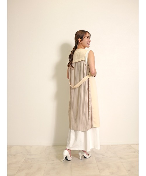 Belta attrice(ベルタアトリーチェ)の「ロングジレ ノーカラー バックプリーツ 体型カバー(ベスト・レディース・ライトベージュ/ブラック・FREE)」の12枚目の写真
