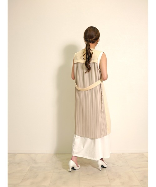 Belta attrice(ベルタアトリーチェ)の「ロングジレ ノーカラー バックプリーツ 体型カバー(ベスト・レディース・ライトベージュ/ブラック・FREE)」の13枚目の写真