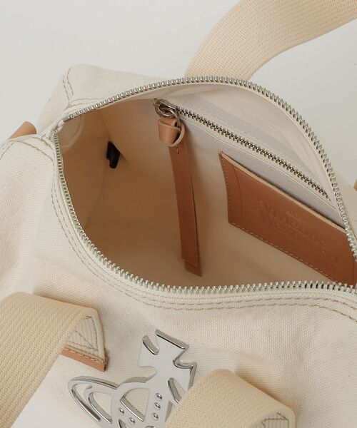 Vivienne Westwood（ヴィヴィアンウエストウッド）の「CANVAS PAUL CYLINDER CROSSBODY（ショルダーバッグ・レディース・オフホワイト・FREE）」の4枚目の写真