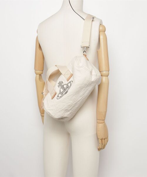 Vivienne Westwood（ヴィヴィアンウエストウッド）の「CANVAS PAUL CYLINDER CROSSBODY（ショルダーバッグ・レディース・オフホワイト・FREE）」の5枚目の写真