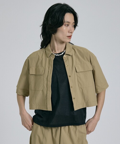 qualite(カリテ)の「【接触冷感・透湿・撥水・UVカット】ナイロンタスランショートシャツ セットアップ対応 オフィスカジュアル 春服 夏服(シャツ/ブラウス・レディース・チャコールグレー/ベージュ・フリー)」の15枚目の写真