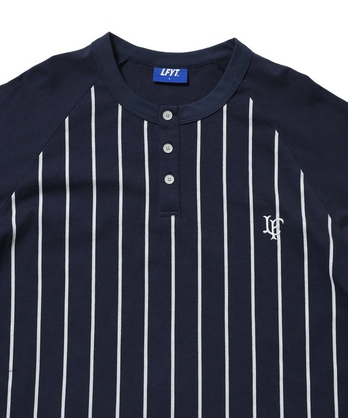 LFYT(エルエフワイティー)の「LFYT ラファイエット - PINSTRIPE RAGLAN SLEEVE TEE ラグランスリーブ Tシャツ LS260102(Tシャツ/カットソー・メンズ・ネイビー/ホワイト・X-LARGE/LARGE/MEDIUM/SMALL/XX-LARGE)」の10枚目の写真