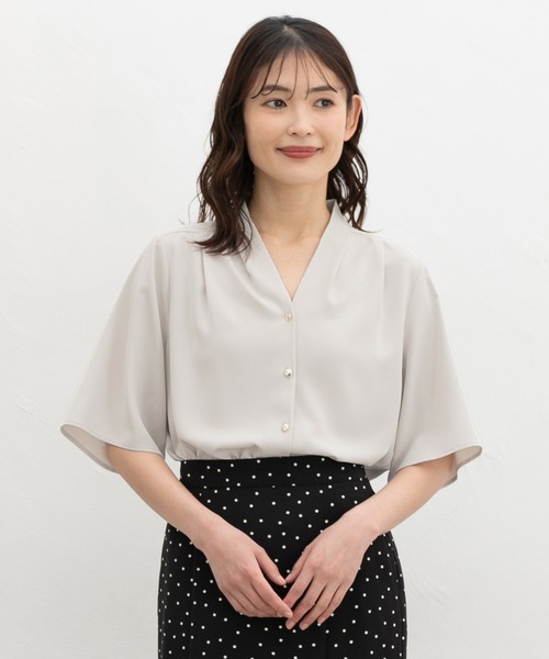 Honeys（ハニーズ）の「金釦Ｖネックブラウス（シャツ/ブラウス・レディース・ネイビー/ホワイト×イエロー/ホワイト×ブラック/グレイッシュベージュ/ブルーグリーン・3L/L/LL/M/S）」の3枚目の写真