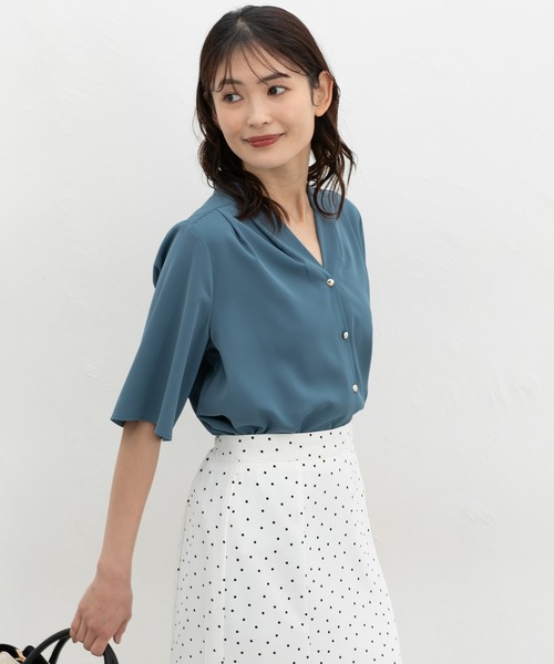 Honeys（ハニーズ）の「金釦Ｖネックブラウス（シャツ/ブラウス・レディース・ネイビー/ホワイト×イエロー/ホワイト×ブラック/グレイッシュベージュ/ブルーグリーン・3L/L/LL/M/S）」の9枚目の写真