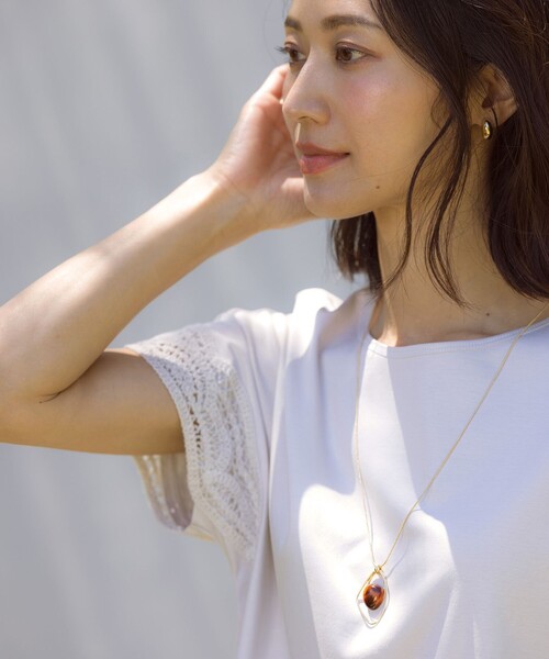 J.PRESS(ジェイプレス)の「【一枚で着映え・シーンレスに活躍】コットンスムース レースデザイン カットソー(Tシャツ/カットソー・レディース・サックスブルー系/ホワイト系1/ネイビー系/ライトグレー系/ホワイト系/ブラウン系・LARGE/MEDIUM)」の8枚目の写真
