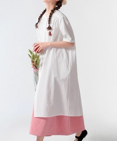 LUCPY(ラクピー)の「ノーカラーハーフスリーブロングシャツワンピース(ワンピース・レディース・ホワイト/ブラック・MEDIUM/LARGE/X-LARGE/XX-LARGE)」の4枚目の写真