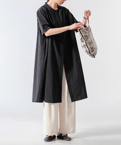LUCPY(ラクピー)の「ノーカラーハーフスリーブロングシャツワンピース(ワンピース・レディース・ホワイト/ブラック・MEDIUM/LARGE/X-LARGE/XX-LARGE)」の5枚目の写真