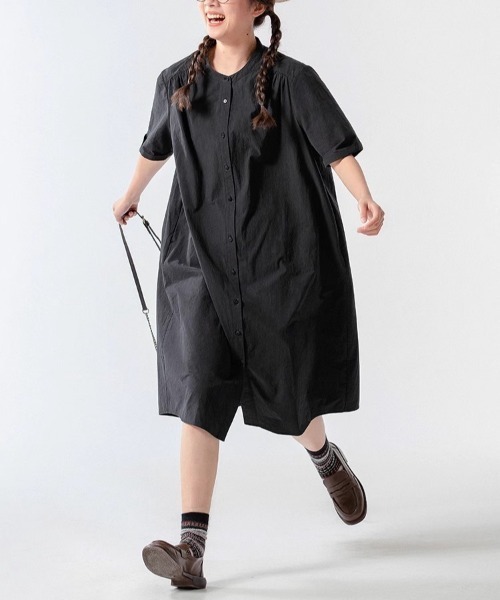 LUCPY(ラクピー)の「ノーカラーハーフスリーブロングシャツワンピース(ワンピース・レディース・ホワイト/ブラック・MEDIUM/LARGE/X-LARGE/XX-LARGE)」の6枚目の写真