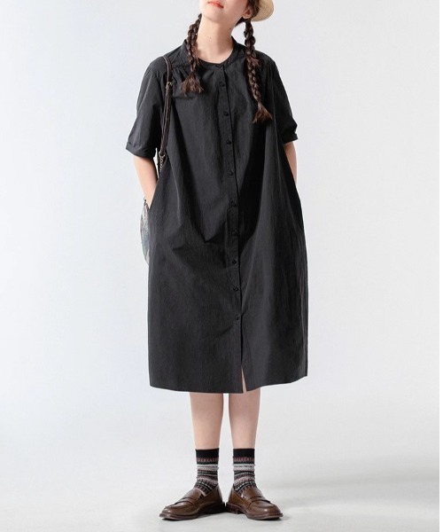 LUCPY(ラクピー)の「ノーカラーハーフスリーブロングシャツワンピース(ワンピース・レディース・ホワイト/ブラック・MEDIUM/LARGE/X-LARGE/XX-LARGE)」の7枚目の写真
