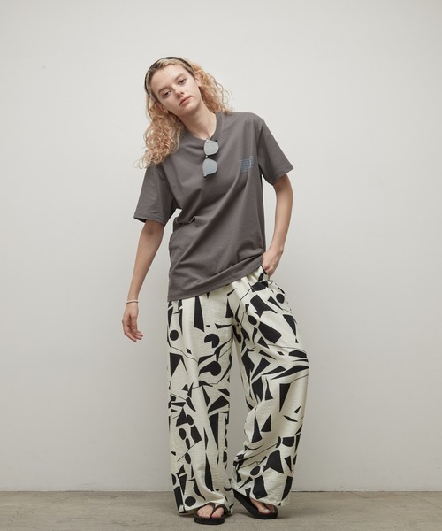 uchi.（ウチ）の「綿100％　幾何バックプリントグラフィックTシャツ（Tシャツ/カットソー・レディース・ワイン系/杢グレー/チャコールグレー/オフホワイト・FREE）」の8枚目の写真