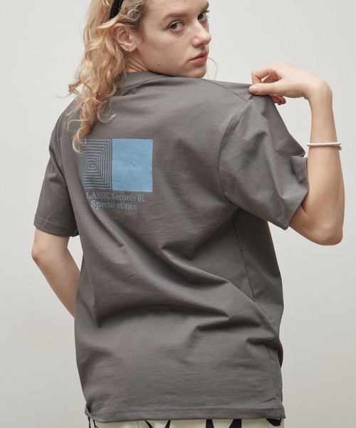 uchi.（ウチ）の「綿100％　幾何バックプリントグラフィックTシャツ（Tシャツ/カットソー・レディース・ワイン系/杢グレー/チャコールグレー/オフホワイト・FREE）」の13枚目の写真