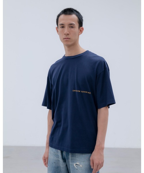 uniform experiment(ユニフォームエクスペリメント)の「STENCIL LOGO TEE(Tシャツ/カットソー・メンズ・ホワイト/ネイビー/ブラック・1/2/3/4/5)」の4枚目の写真