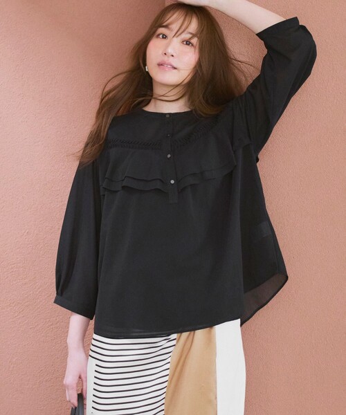 23区 L(ニジュウサンクオオキイサイズ)の「クリアトリコットジャージー ピンタックフリル ブラウス(Tシャツ/カットソー・レディース・ベージュ系/ダークグリーン系/ダークブラウン系/ブラック系・46/44)」の2枚目の写真