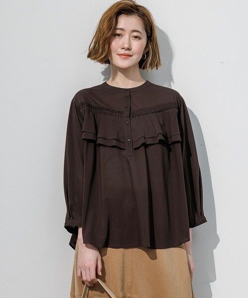 23区 L(ニジュウサンクオオキイサイズ)の「クリアトリコットジャージー ピンタックフリル ブラウス(Tシャツ/カットソー・レディース・ベージュ系/ダークグリーン系/ダークブラウン系/ブラック系・46/44)」の3枚目の写真