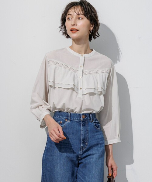 23区 L(ニジュウサンクオオキイサイズ)の「クリアトリコットジャージー ピンタックフリル ブラウス(Tシャツ/カットソー・レディース・ベージュ系/ダークグリーン系/ダークブラウン系/ブラック系・46/44)」の1枚目の写真