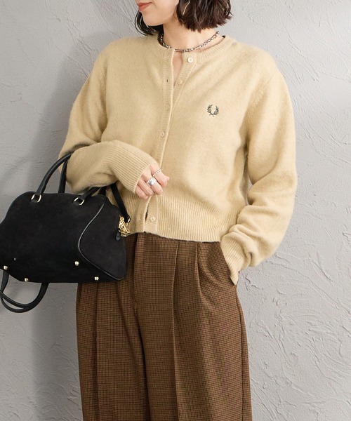 FRED PERRY（フレッドペリー）の「【WEB先行予約】[FRED PERRY/フレッドペリー] 別注 ワンポイントロゴ刺繍 クロップド丈シャギーニットカーディガン（カーディガン/ボレロ・レディース・チャコール/レンガ/オートミール・10/8）」の2枚目の写真